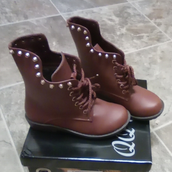 Boots - Picture 5 of 7